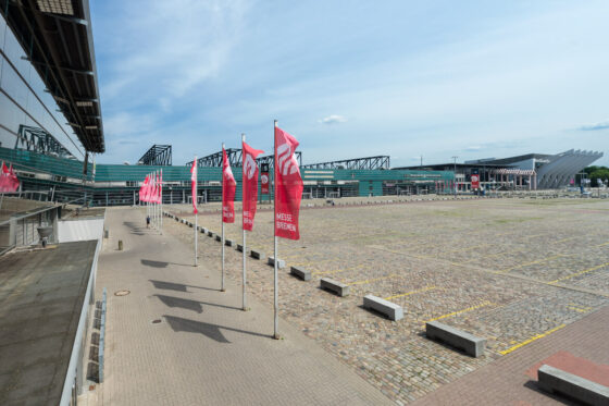 Rote Fahnen der Messe Bremen wehen vor den Messehallen
