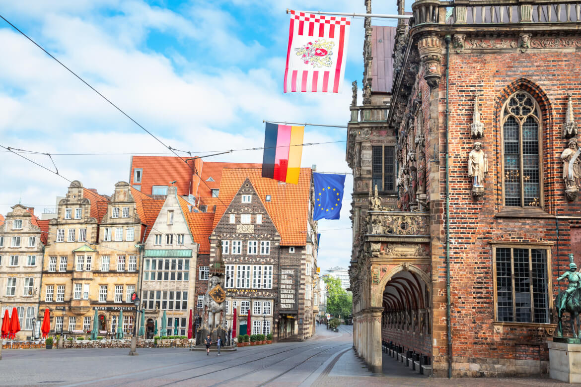 Bremer Marktplatz mit Roland, Rathaus und Fahne