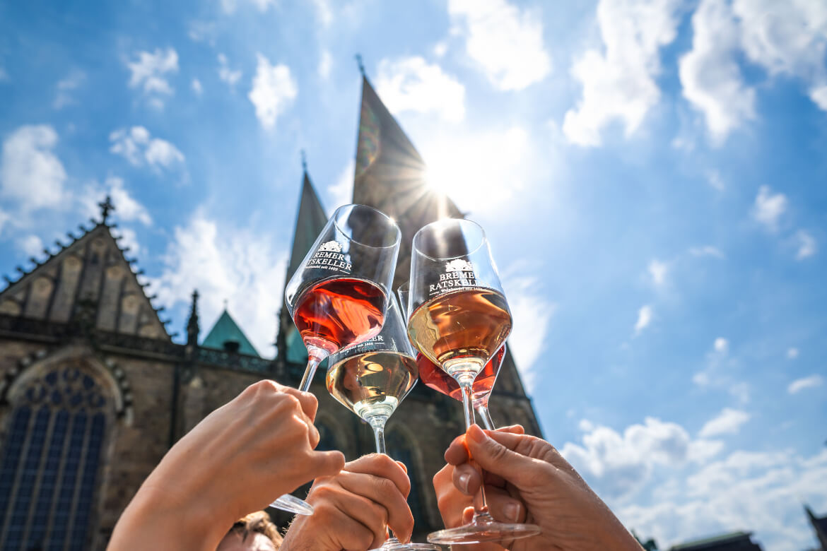 Anstoßen mit Wein aus dem Bremer Ratskeller