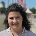 Projektreferentin Julia vor der Messe Bremen