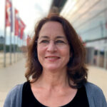 Projektreferentin Claudia vor der Messe