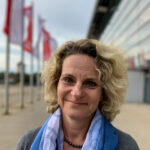Projektreferentin Kerstin vor der Messe Bremen