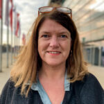 Bereichsleiterin Kerstin Renken vor der Messe Bremen