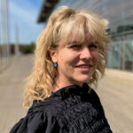 Kommunikationsmanagerin Christina vor der Messe Bremen
