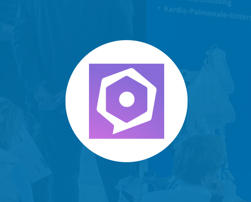 Ein weißes sechseckiges Logo mit einem Punkt und einer Sprechblase auf lila Hintergrund, zentriert in einem weißen Kreis, überlagert von einem blau getönten, unscharfen Bild von Menschen und einem Schild.