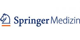 Das Bild zeigt das Logo von Springer Medizin mit einem blau umrandeten Pferdekopf und zwei orangefarbenen horizontalen Linien darunter, gefolgt von dem Text Springer Medizin in blauer Schrift.