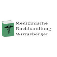 Das Logo der Medizinischen Buchhandlung Wirmsberger zeigt ein grünes Buch mit einem medizinischen Leitstabsymbol auf dem Einband, daneben den Firmennamen in schwarzer Schrift auf weißem Hintergrund.