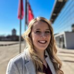 Projektreferentin Adriana vor der Messe Bremen
