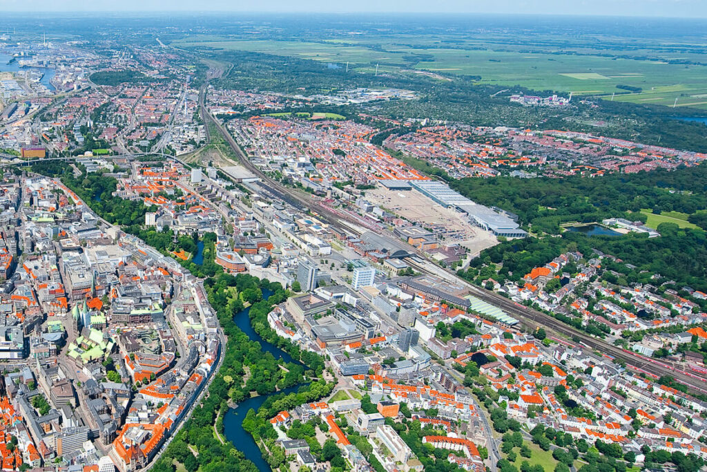 Luftaufnahme von Bremen mit Hauptbahnhof, Messegelände und CCB