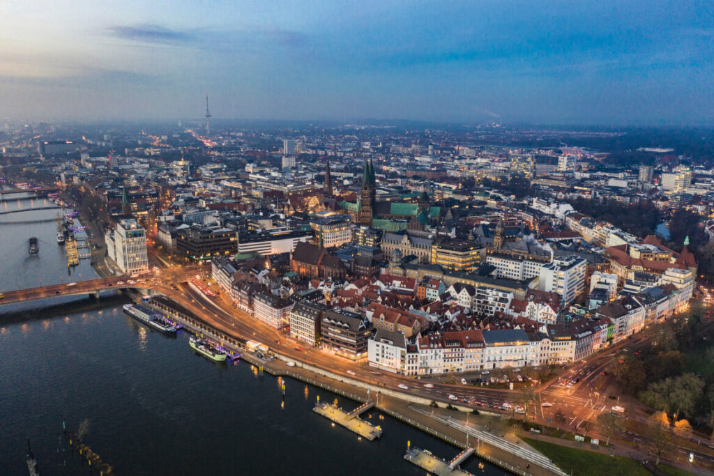 Luftaufnahme der Bremer Innenstadt bei Abend