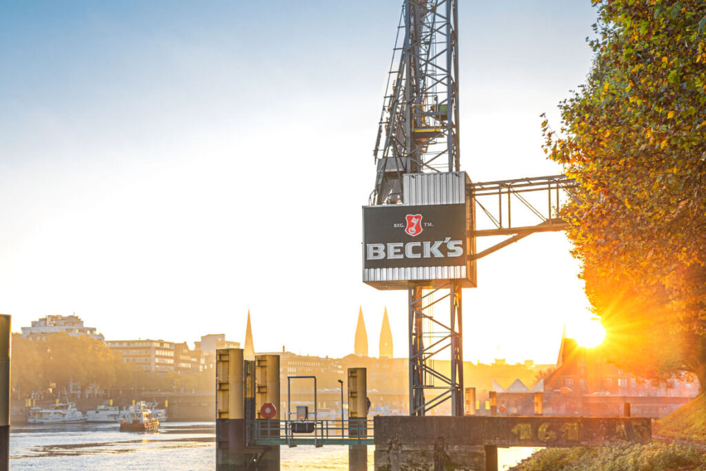 Becks-Anleger an der Bremer Schlachte in Abendsonne