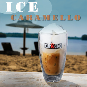 Ein Kaffee der Marke CUP&CINO, der an einem Strand steht.