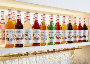 Monin Flaschen, die auf einem Regal stehen.