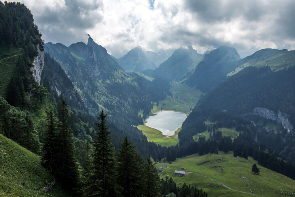 Blick vom Berg Säntis in ein Alpental mit Bergsee