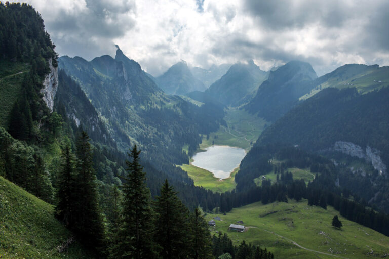 Blick vom Berg Säntis in ein Alpental mit Bergsee