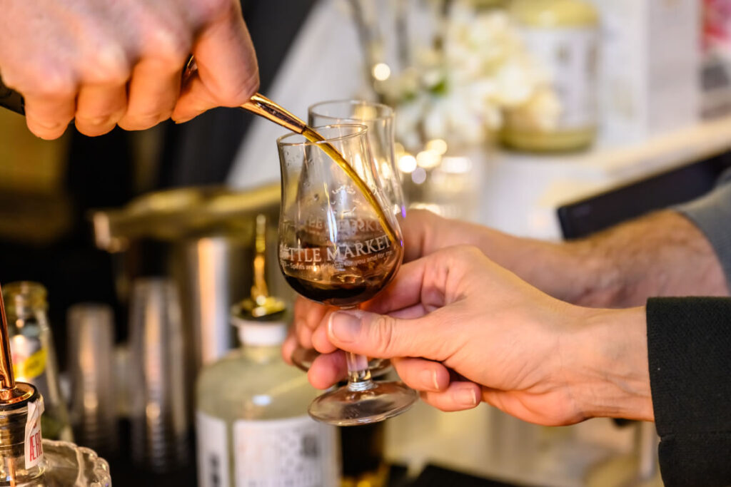 Whisky wird in Nosingglas gegossen