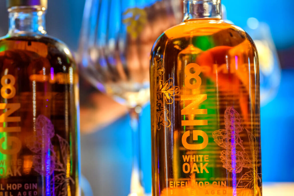 Detailansicht von Gin-Flaschen