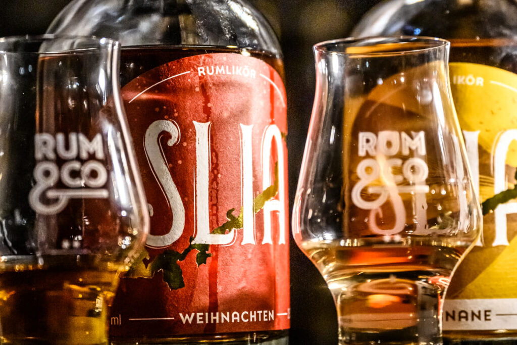 Detailansicht von Rum-Flaschen und Rum-Gläsern