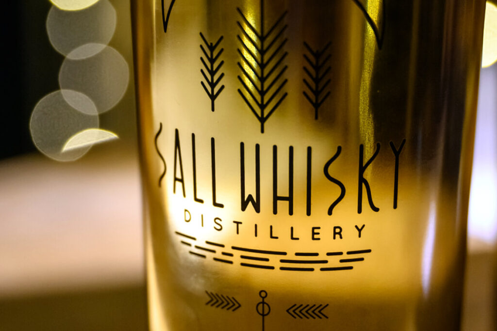 Detailansicht einer Whisky-Flasche