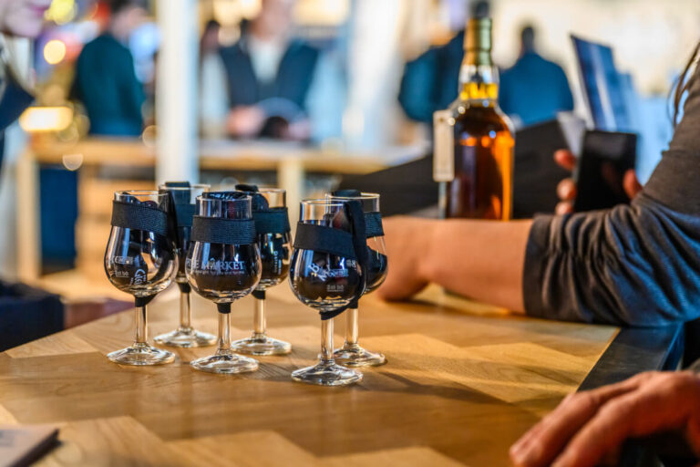 Tasting-Gläser mit schwarzer Glashalterung,