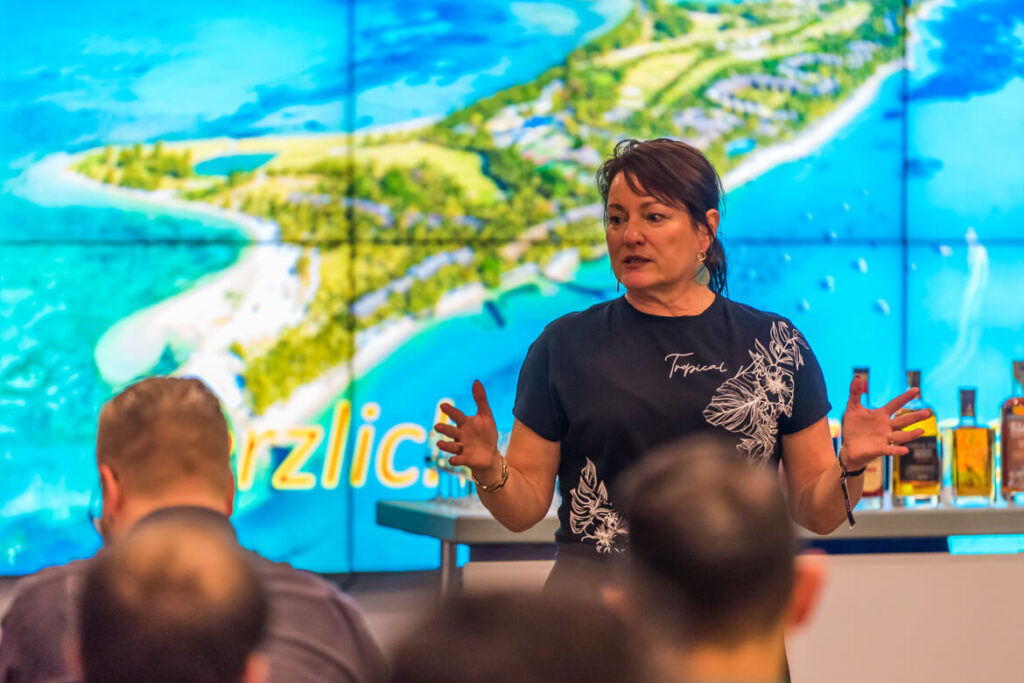 Expertin präsentiert Spirituosen auf einem Tasting-Event