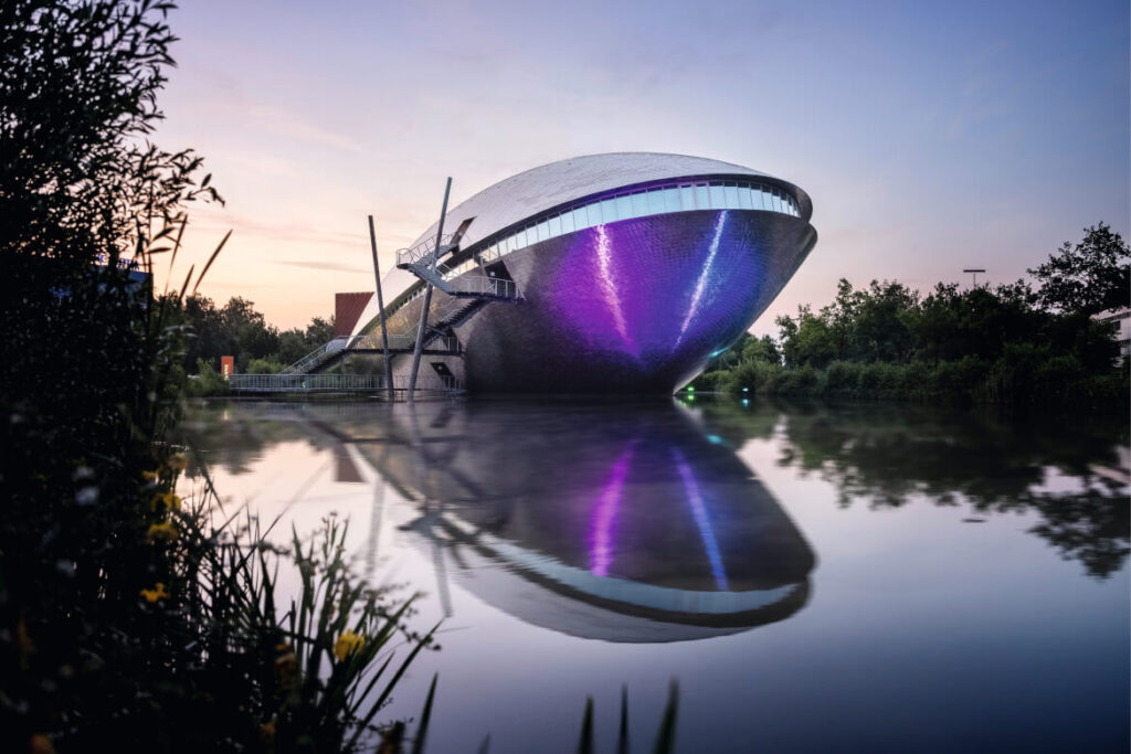 Gebäude des Universum Bremen® im Abendlicht